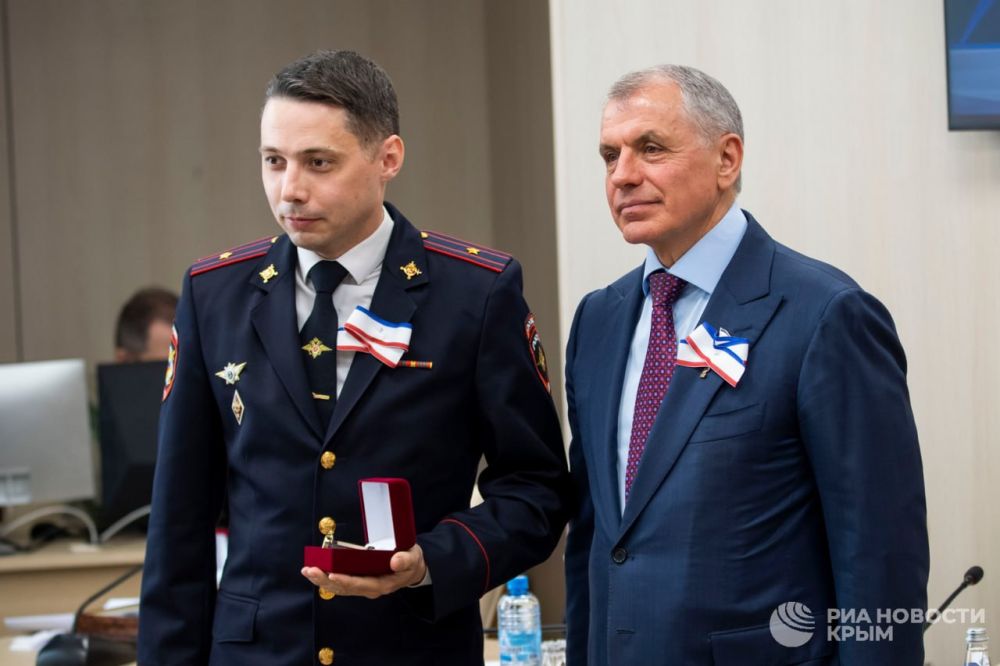 Юные крымчане получили первые в своей жизни паспорта Юные крымчане получили первые в своей жизни паспорта