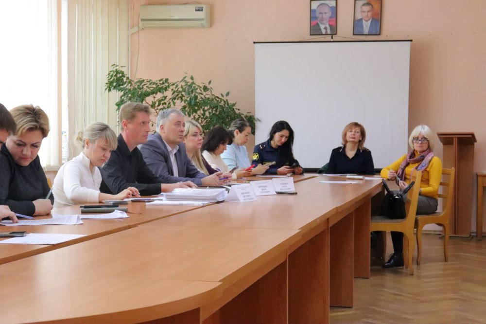 Под председательством первого заместителя главы администрации Юрченко И.С. состоялось очередное заседание комиссии по делам несовершеннолетних и защите их прав Под председательством первого заместителя главы администрации Юрченко И.С. состоялось очередное заседание комиссии по делам несовершеннолетних и защите их прав