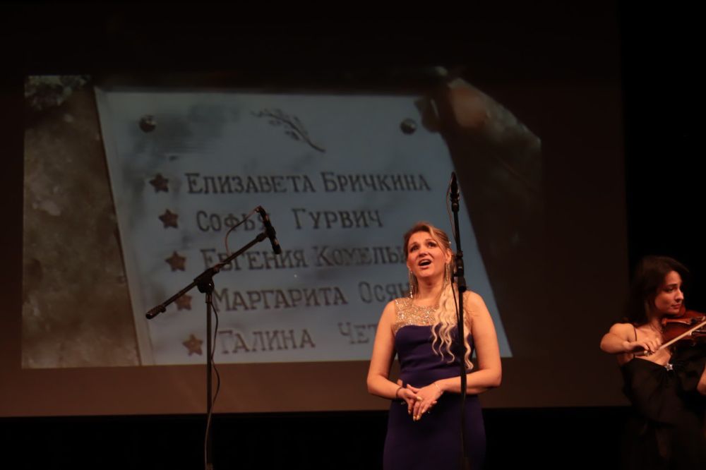 При поддержке Президентского фонда культурных инициатив Дмитрий Певцов и Бюро пропаганды художественной литературы запустили серию литературно-художественных концертов «А нам судьбу России доверяли», посвященных творчеству... При поддержке Президентского фонда культурных инициатив Дмитрий Певцов и Бюро пропаганды художественной литературы запустили серию литературно-художественных концертов «А нам судьбу России доверяли», посвященных творчеству...