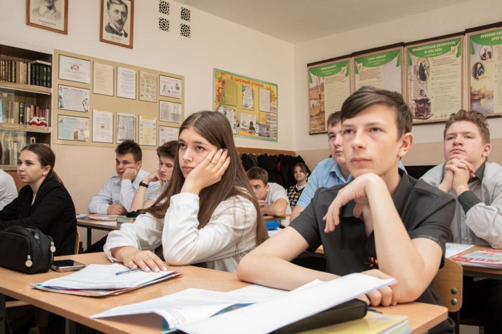 Сегодня в рамках проекта «Родительский урок» в МБОУ СОШ № 27 им. В.Ф. Маргелова прошел урок «Моя Родина. Освобождение Крыма в 1944 году» Сегодня в рамках проекта «Родительский урок» в МБОУ СОШ № 27 им. В.Ф. Маргелова прошел урок «Моя Родина. Освобождение Крыма в 1944 году»