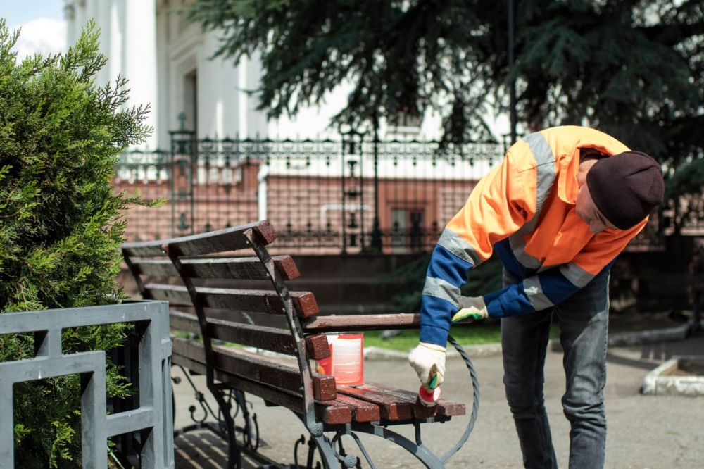 В Симферополе продолжается работа по благоустройству военно-мемориальных объектов, расположенных на территории города В Симферополе продолжается работа по благоустройству военно-мемориальных объектов, расположенных на территории города