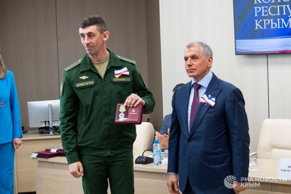 Юные крымчане получили первые в своей жизни паспорта Юные крымчане получили первые в своей жизни паспорта