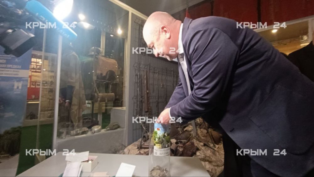 Глава Крыма и вице-премьер республики передали советские монеты для создания памятника красноармейцам Глава Крыма и вице-премьер республики передали советские монеты для создания памятника красноармейцам