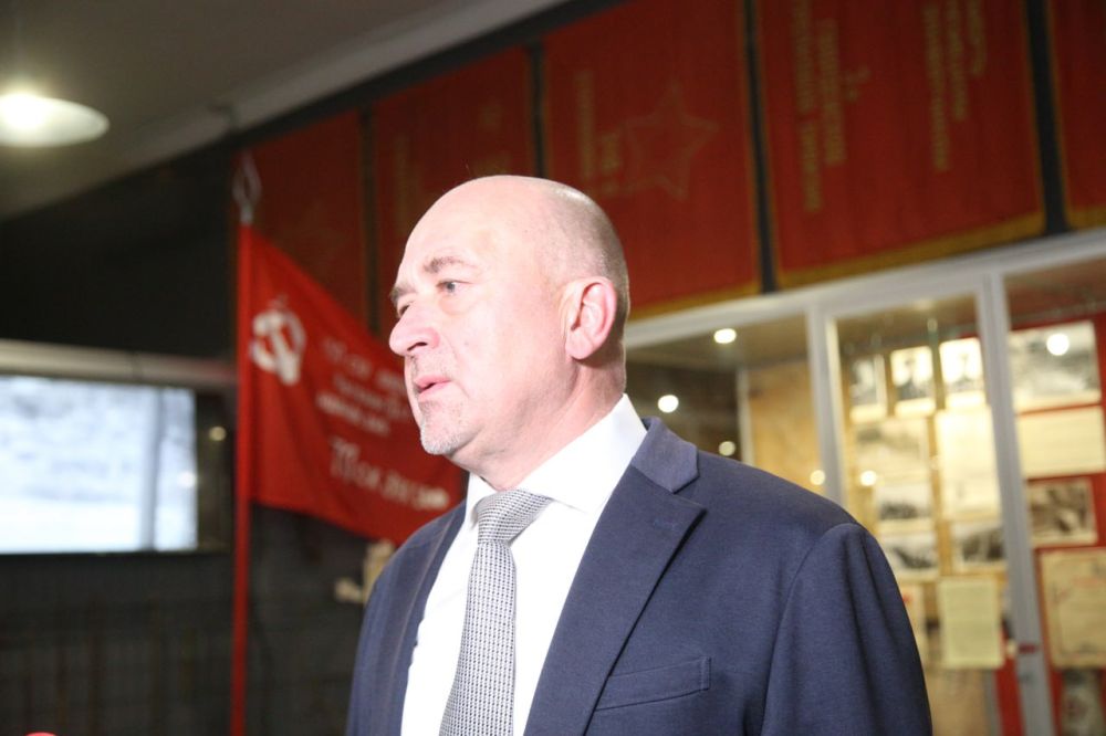 Вице-премьер республики Михаил Назаров передал монеты Главы Крыма для создания памятника красноармейцам Вице-премьер республики Михаил Назаров передал монеты Главы Крыма для создания памятника красноармейцам