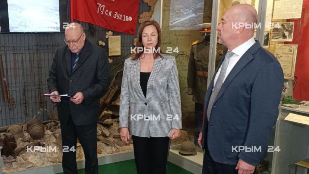 Глава Крыма и вице-премьер республики передали советские монеты для создания памятника красноармейцам Глава Крыма и вице-премьер республики передали советские монеты для создания памятника красноармейцам
