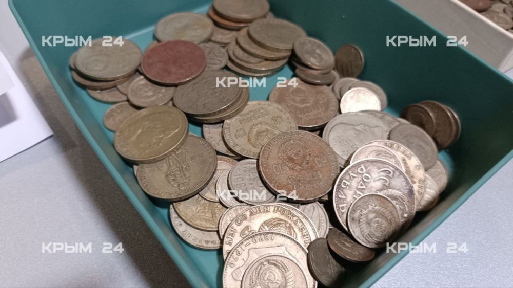 Глава Крыма и вице-премьер республики передали советские монеты для создания памятника красноармейцам Глава Крыма и вице-премьер республики передали советские монеты для создания памятника красноармейцам