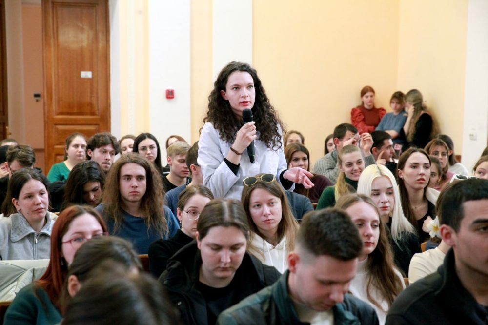 Провели очередную встречу со студентами Ордена Трудового Красного Знамени Медицинском институте им. С.И. Георгиевского Крымского федерального университета им. В. И. Вернадского. Совместно с руководством вуза ответили на... Провели очередную встречу со студентами Ордена Трудового Красного Знамени Медицинском институте им. С.И. Георгиевского Крымского федерального университета им. В. И. Вернадского. Совместно с руководством вуза ответили на...
