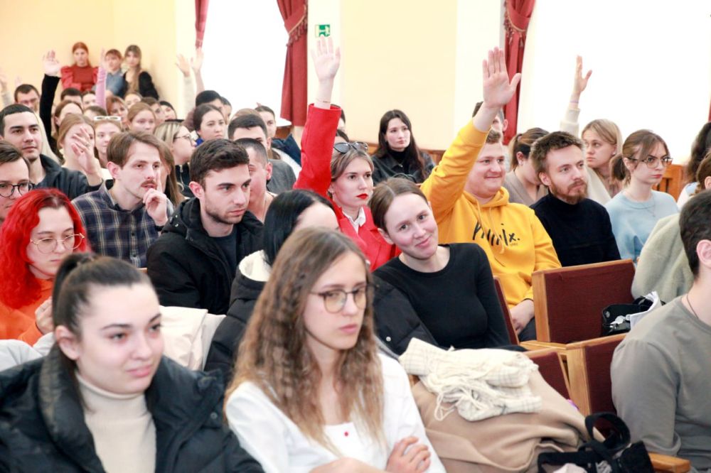 Провели очередную встречу со студентами Ордена Трудового Красного Знамени Медицинском институте им. С.И. Георгиевского Крымского федерального университета им. В. И. Вернадского. Совместно с руководством вуза ответили на... Провели очередную встречу со студентами Ордена Трудового Красного Знамени Медицинском институте им. С.И. Георгиевского Крымского федерального университета им. В. И. Вернадского. Совместно с руководством вуза ответили на...