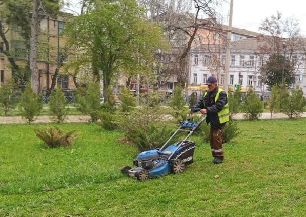 В парках и скверах Симферополя в ежедневном режиме ведётся покос травы: в работах задействовано до 12 человек В парках и скверах Симферополя в ежедневном режиме ведётся покос травы: в работах задействовано до 12 человек