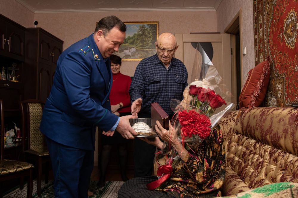 Ветерану Великой Отечественной войны Жуковой Ларисе Игнатьевне присвоено звание «Почётный гражданин города Симферополя»! Ветерану Великой Отечественной войны Жуковой Ларисе Игнатьевне присвоено звание «Почётный гражданин города Симферополя»!