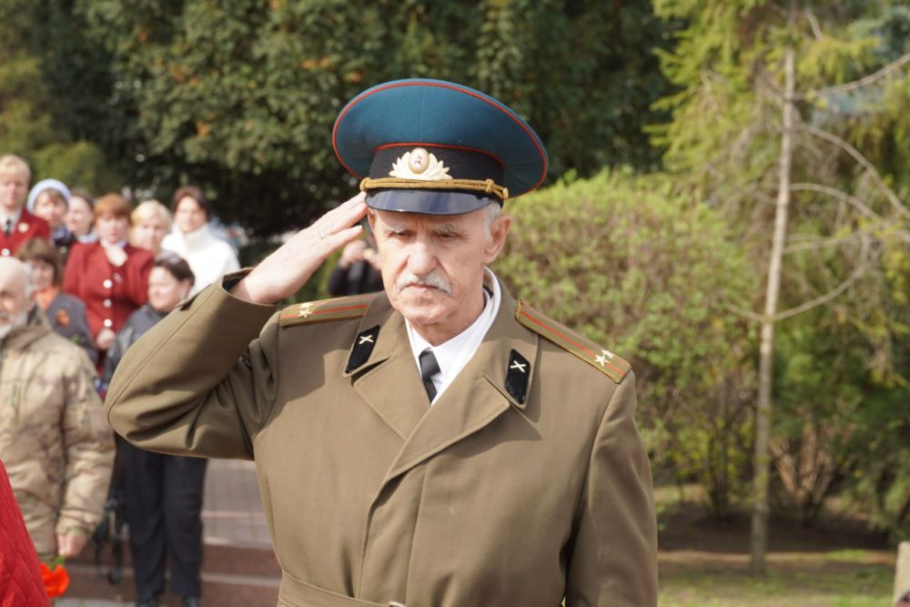 #праздник. Цветы к местам боевой славы возлагают керчане в День освобождения Керчи от немецко-фашистских захватчиков #праздник. Цветы к местам боевой славы возлагают керчане в День освобождения Керчи от немецко-фашистских захватчиков