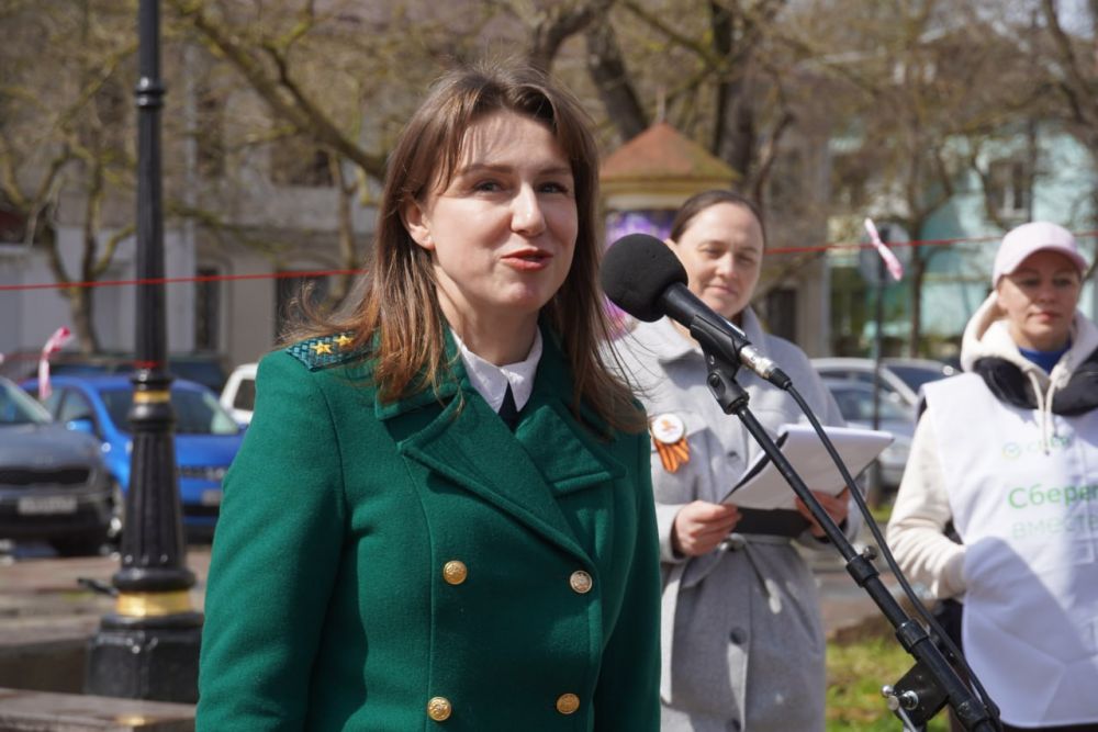 В рамках акции «Сад памяти» в Керчи высадили два саженца Тополя Победы и 80 краснолистных тополей В рамках акции «Сад памяти» в Керчи высадили два саженца Тополя Победы и 80 краснолистных тополей