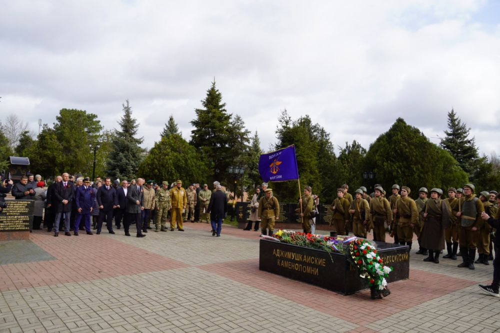 #праздник. Цветы к местам боевой славы возлагают керчане в День освобождения Керчи от немецко-фашистских захватчиков #праздник. Цветы к местам боевой славы возлагают керчане в День освобождения Керчи от немецко-фашистских захватчиков