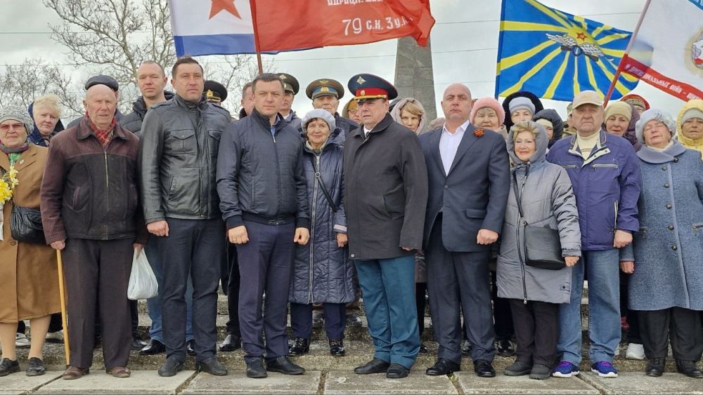 #праздник. Цветы к местам боевой славы возлагают керчане в День освобождения Керчи от немецко-фашистских захватчиков #праздник. Цветы к местам боевой славы возлагают керчане в День освобождения Керчи от немецко-фашистских захватчиков