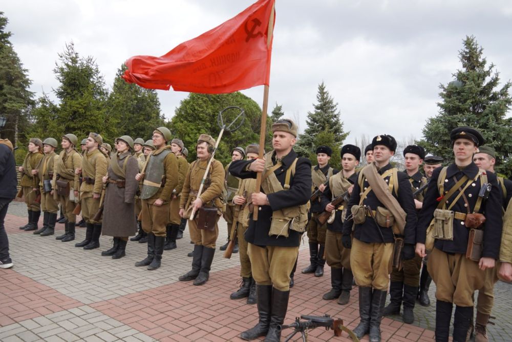 #праздник. Цветы к местам боевой славы возлагают керчане в День освобождения Керчи от немецко-фашистских захватчиков #праздник. Цветы к местам боевой славы возлагают керчане в День освобождения Керчи от немецко-фашистских захватчиков