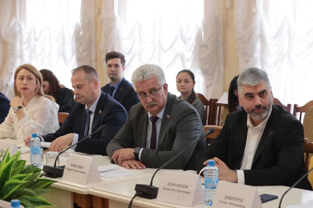 Крымские парламентарии делятся опытом взаимодействия с органами исполнительной власти и местного самоуправления, налогообложения, наполнения бюджетов и инициативного бюджетирования с коллегами из воссоединенных субъектов... Крымские парламентарии делятся опытом взаимодействия с органами исполнительной власти и местного самоуправления, налогообложения, наполнения бюджетов и инициативного бюджетирования с коллегами из воссоединенных субъектов...