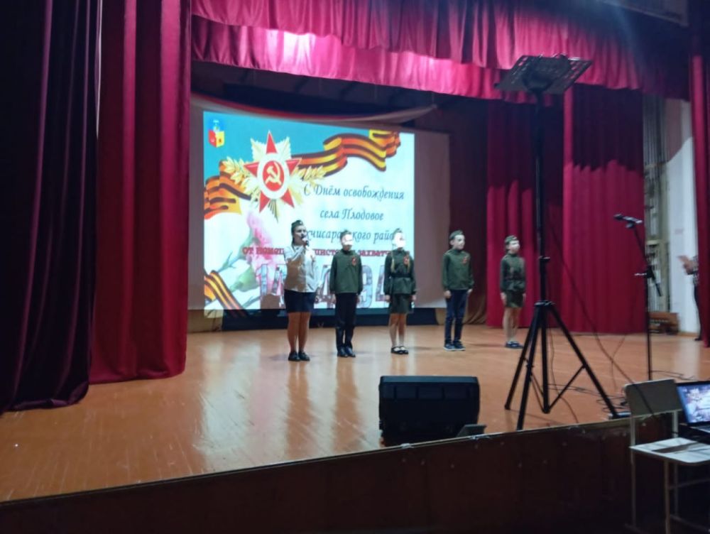 Ольга Урайкина: Сегодня в сквере «Героев Крыма» с. Плодовое совместно с главой Плодовского сельского поселения Иваном Шевченко, настоятелем храма отцом Романом, директором МБОУ"Плодовская СОШ имени Сабадашева Е.М." Людмилой... Ольга Урайкина: Сегодня в сквере «Героев Крыма» с. Плодовое совместно с главой Плодовского сельского поселения Иваном Шевченко, настоятелем храма отцом Романом, директором МБОУ"Плодовская СОШ имени Сабадашева Е.М." Людмилой...