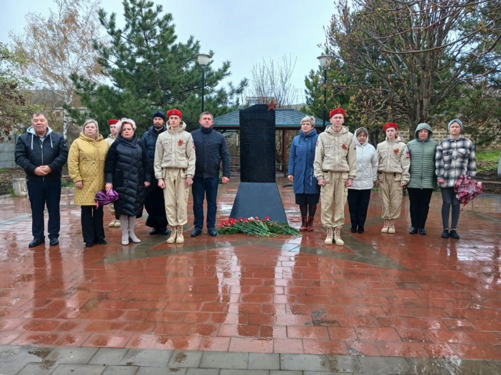 Ольга Урайкина: Сегодня в сквере «Героев Крыма» с. Плодовое совместно с главой Плодовского сельского поселения Иваном Шевченко, настоятелем храма отцом Романом, директором МБОУ"Плодовская СОШ имени Сабадашева Е.М." Людмилой... Ольга Урайкина: Сегодня в сквере «Героев Крыма» с. Плодовое совместно с главой Плодовского сельского поселения Иваном Шевченко, настоятелем храма отцом Романом, директором МБОУ"Плодовская СОШ имени Сабадашева Е.М." Людмилой...