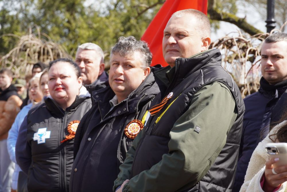 В рамках акции «Сад памяти» в Керчи высадили два саженца Тополя Победы и 80 краснолистных тополей В рамках акции «Сад памяти» в Керчи высадили два саженца Тополя Победы и 80 краснолистных тополей