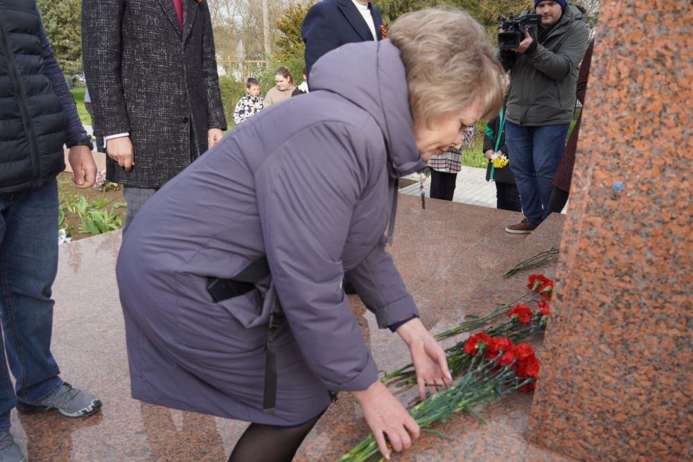 #праздник. Цветы к местам боевой славы возлагают керчане в День освобождения Керчи от немецко-фашистских захватчиков #праздник. Цветы к местам боевой славы возлагают керчане в День освобождения Керчи от немецко-фашистских захватчиков