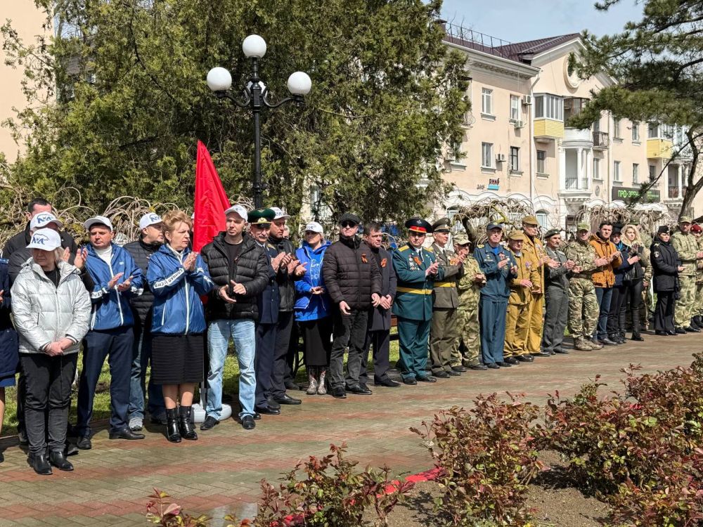 Михаил Назаров: В рамках Международной акции «Сад памяти» сегодня в центральном сквере имени Тараса Шевченко города Керчь высадили Тополь Победы- клон дерева – долгожителя, пережившего Сталинградскую битву Михаил Назаров: В рамках Международной акции «Сад памяти» сегодня в центральном сквере имени Тараса Шевченко города Керчь высадили Тополь Победы- клон дерева – долгожителя, пережившего Сталинградскую битву