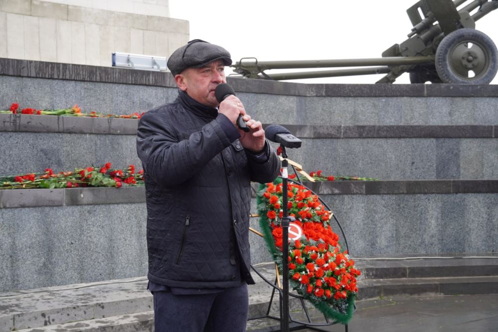 #память. Сегодня, в 81-ю годовщину освобождения Керчи от немецко-фашистских захватчиков, флаг Победы также развевается над нашим городом #память. Сегодня, в 81-ю годовщину освобождения Керчи от немецко-фашистских захватчиков, флаг Победы также развевается над нашим городом