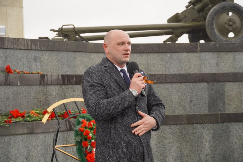 #память. Сегодня, в 81-ю годовщину освобождения Керчи от немецко-фашистских захватчиков, флаг Победы также развевается над нашим городом #память. Сегодня, в 81-ю годовщину освобождения Керчи от немецко-фашистских захватчиков, флаг Победы также развевается над нашим городом