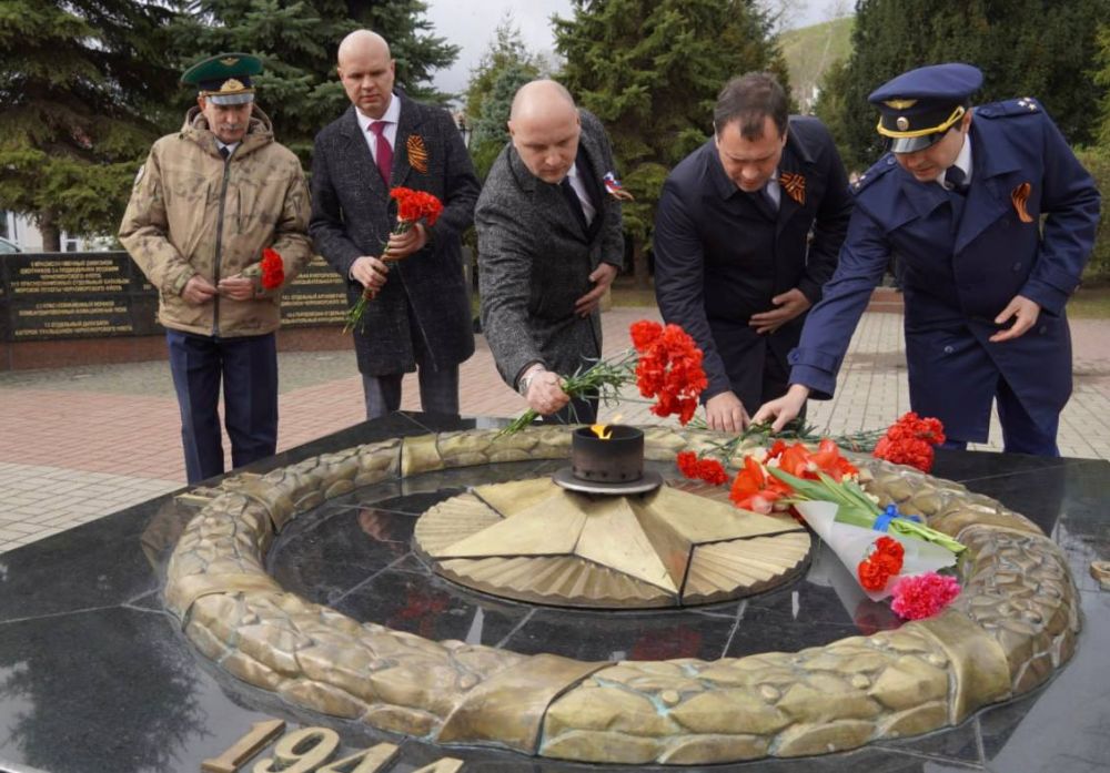 #праздник. Цветы к местам боевой славы возлагают керчане в День освобождения Керчи от немецко-фашистских захватчиков #праздник. Цветы к местам боевой славы возлагают керчане в День освобождения Керчи от немецко-фашистских захватчиков