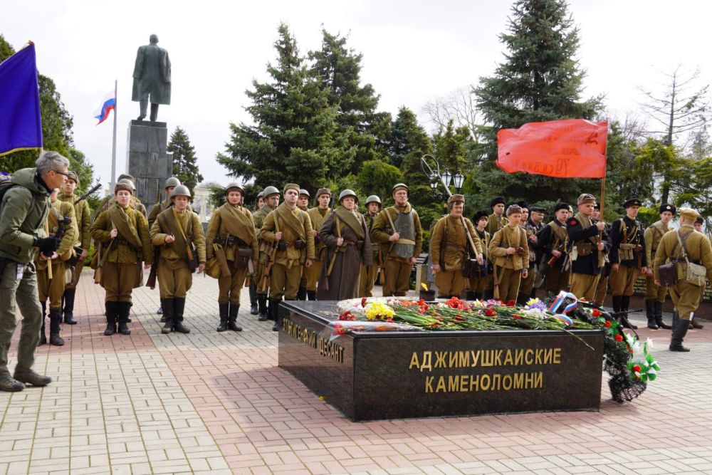 #праздник. Цветы к местам боевой славы возлагают керчане в День освобождения Керчи от немецко-фашистских захватчиков #праздник. Цветы к местам боевой славы возлагают керчане в День освобождения Керчи от немецко-фашистских захватчиков
