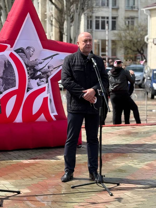 Михаил Назаров: В рамках Международной акции «Сад памяти» сегодня в центральном сквере имени Тараса Шевченко города Керчь высадили Тополь Победы- клон дерева – долгожителя, пережившего Сталинградскую битву Михаил Назаров: В рамках Международной акции «Сад памяти» сегодня в центральном сквере имени Тараса Шевченко города Керчь высадили Тополь Победы- клон дерева – долгожителя, пережившего Сталинградскую битву