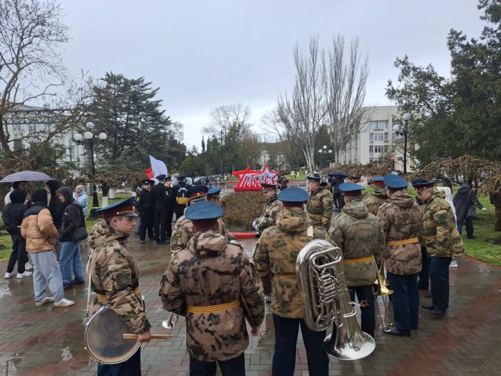 Сегодня мы отмечаем день освобождения города-героя Керчи от немецко-фашистских захватчиков Сегодня мы отмечаем день освобождения города-героя Керчи от немецко-фашистских захватчиков