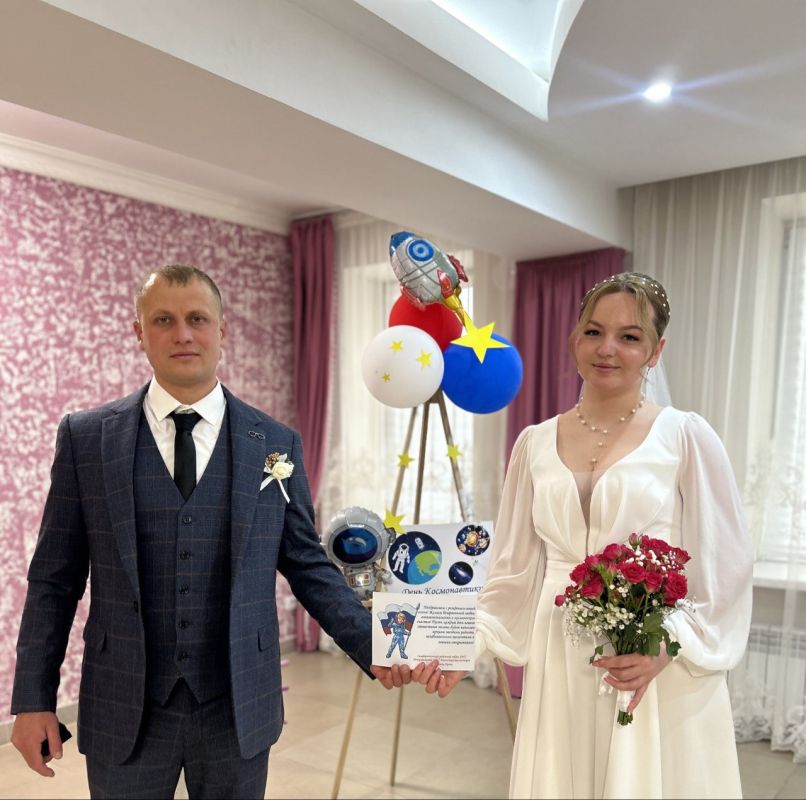 День Космонавтики также отмечали в Симферопольском районном отделе ЗАГС. День Космонавтики также отмечали в Симферопольском районном отделе ЗАГС.