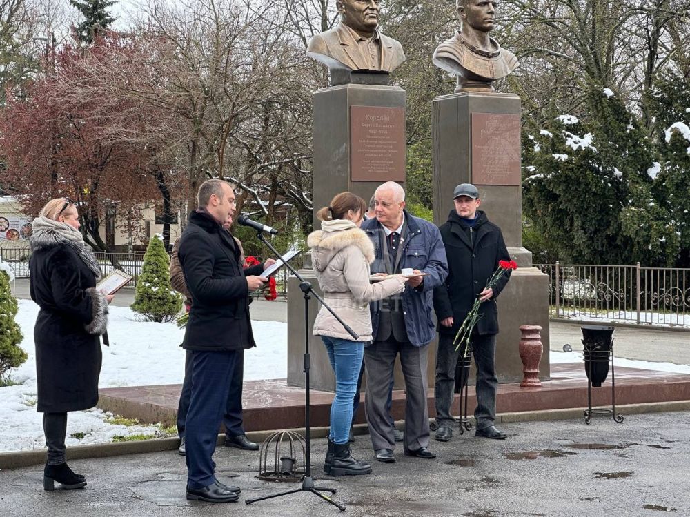 В Симферополе на аллее космонавтов состоялось возложение цветов к памятникам Юрию Гагарину и Сергею Королёву В Симферополе на аллее космонавтов состоялось возложение цветов к памятникам Юрию Гагарину и Сергею Королёву