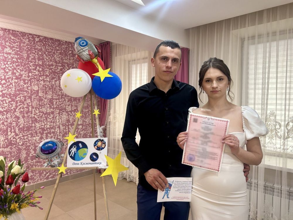 День Космонавтики также отмечали в Симферопольском районном отделе ЗАГС. День Космонавтики также отмечали в Симферопольском районном отделе ЗАГС.