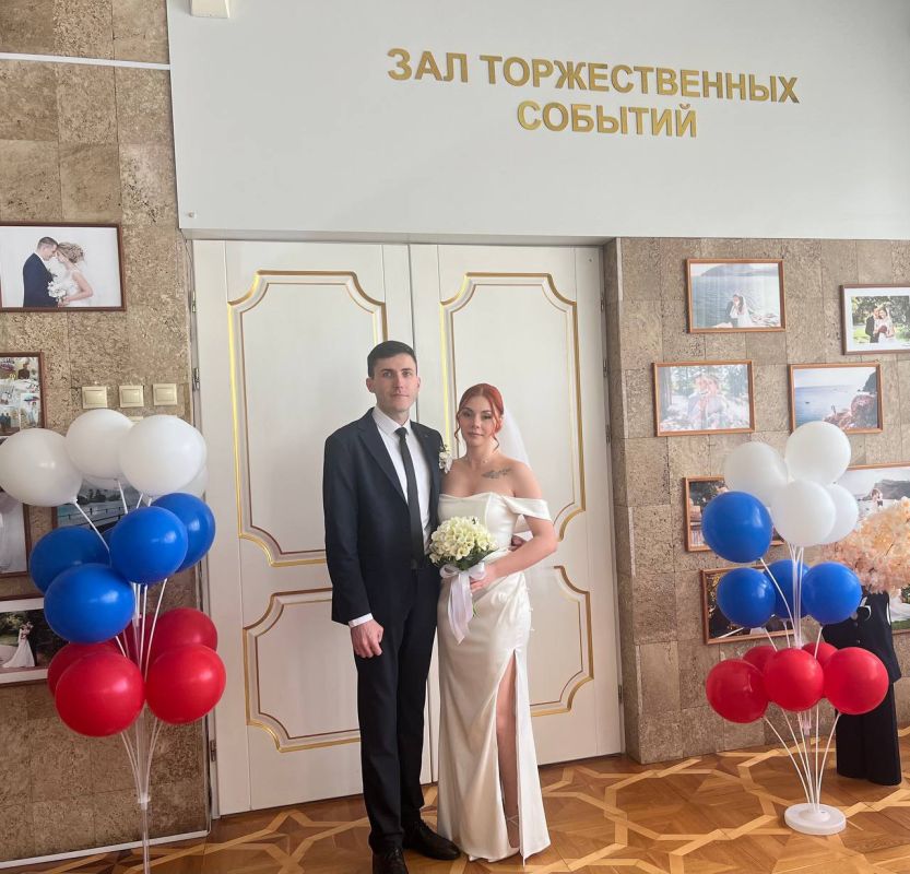 В День Конституции Республики Крым в отделе ЗАГС города Симферополя зарегистрировали свои отношения 11 пар влюблённых. В День Конституции Республики Крым в отделе ЗАГС города Симферополя зарегистрировали свои отношения 11 пар влюблённых.