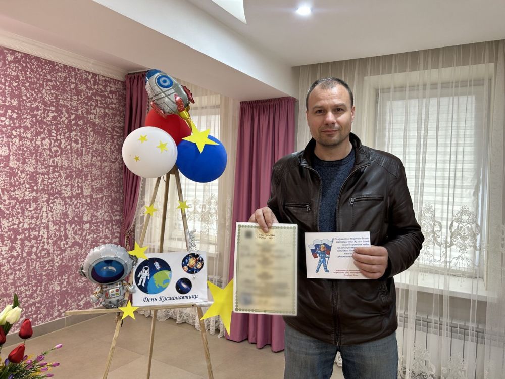 День Космонавтики также отмечали в Симферопольском районном отделе ЗАГС. День Космонавтики также отмечали в Симферопольском районном отделе ЗАГС.