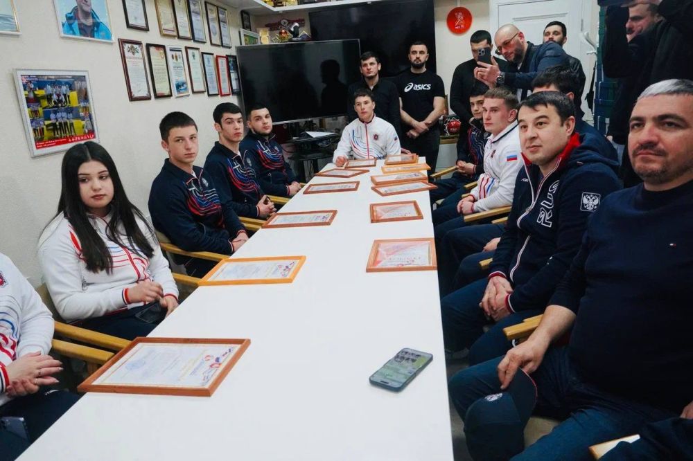 Шериф Османов: Теплая встреча со сборной команды Республики Крым по борьбе на поясах Шериф Османов: Теплая встреча со сборной команды Республики Крым по борьбе на поясах