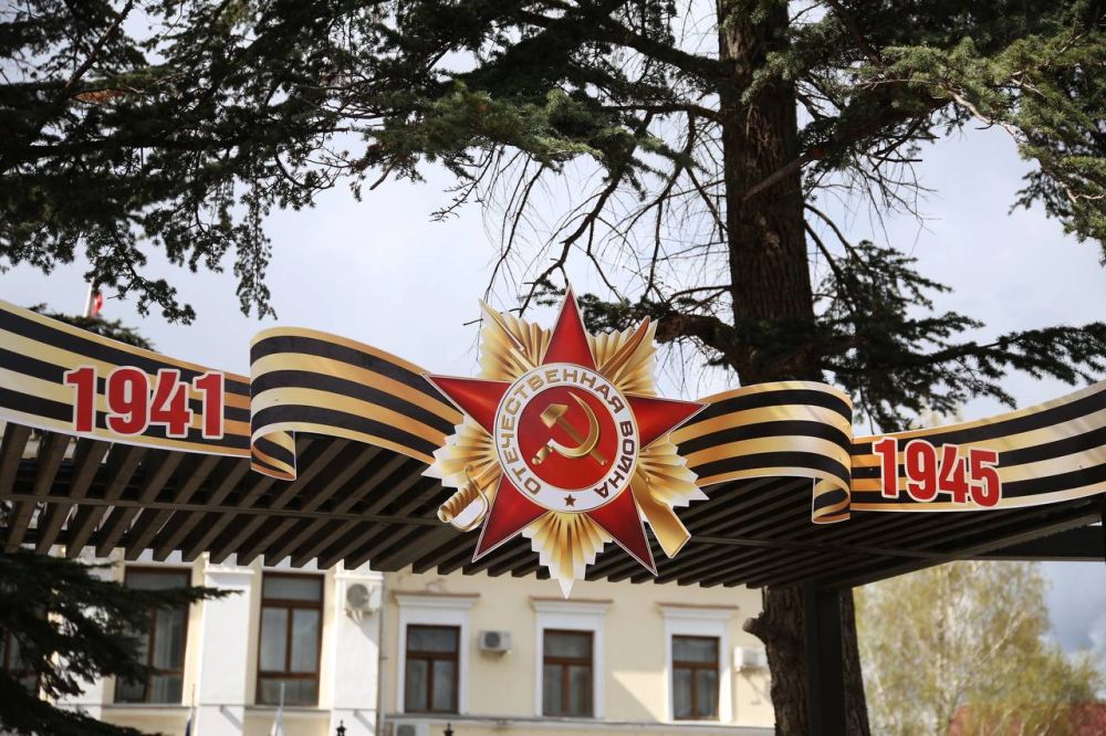 В Бахчисарае украсили сквер по улице Симферопольской в честь освобождения города и Дня Великой Победы В Бахчисарае украсили сквер по улице Симферопольской в честь освобождения города и Дня Великой Победы