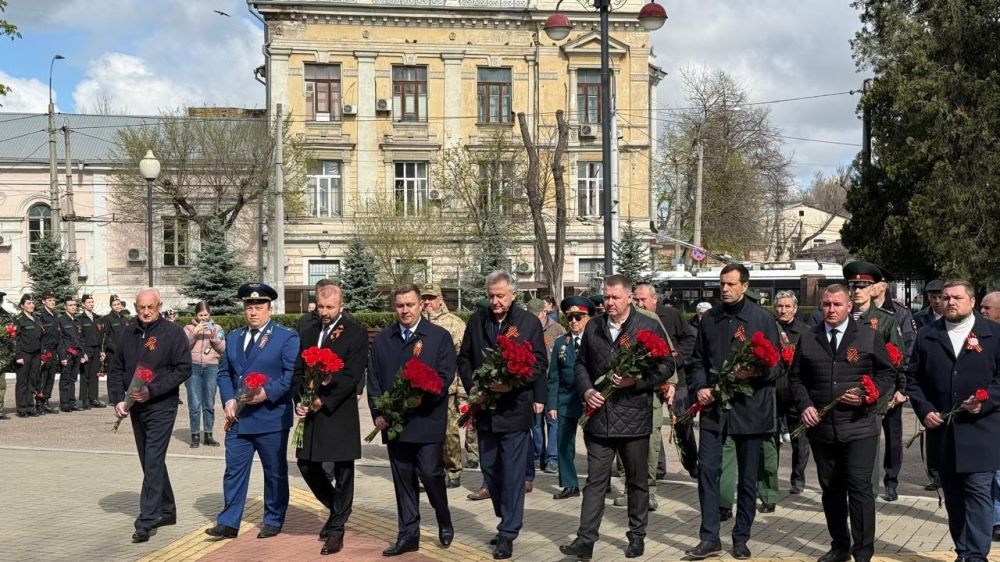 Юрий Нестеренко: В 81-ю годовщину освобождения Симферополя от нацистских захватчиков, почтили память павших, возложив цветы к памятным мемориалам столицы Юрий Нестеренко: В 81-ю годовщину освобождения Симферополя от нацистских захватчиков, почтили память павших, возложив цветы к памятным мемориалам столицы