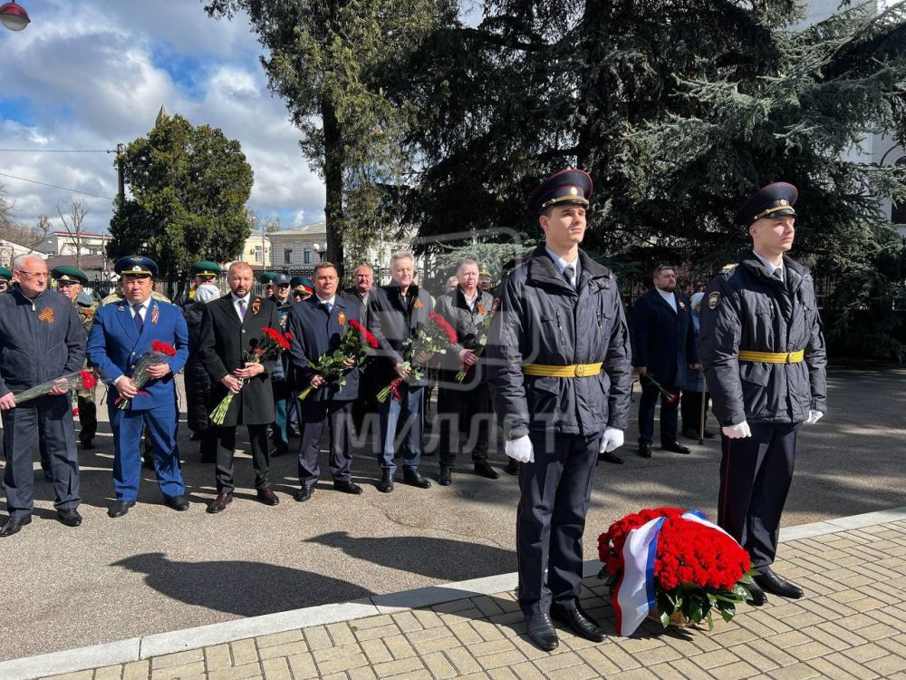 В Симферополе возложили цветы к памятнику-танку Т-34 в сквере Победы В Симферополе возложили цветы к памятнику-танку Т-34 в сквере Победы