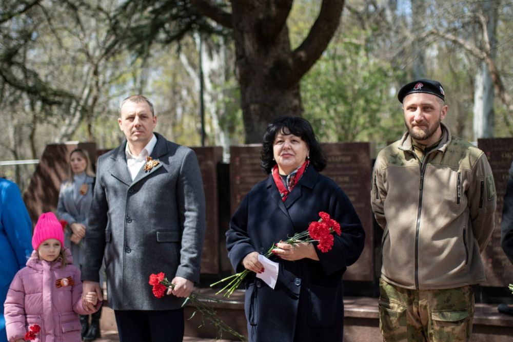 У мемориала «Вечный огонь» на могиле Неизвестного солдата прошло торжественное открытие муниципального этапа регионального патриотического проекта «Вахта Памяти поколений – Пост № 1» У мемориала «Вечный огонь» на могиле Неизвестного солдата прошло торжественное открытие муниципального этапа регионального патриотического проекта «Вахта Памяти поколений – Пост № 1»