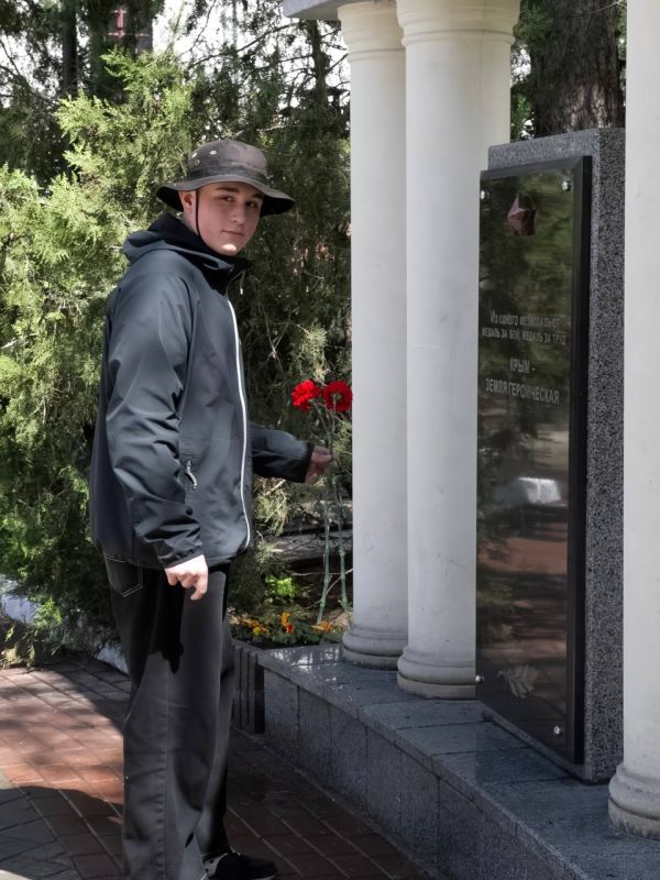 В день освобождения Симферополя от немецко-фашистских захватчиков директор Александр Гайдаш и работники футбольного клуба «Таврия» вместе с фанатами возложили цветы к танку-памятнику освободителям города! В день освобождения Симферополя от немецко-фашистских захватчиков директор Александр Гайдаш и работники футбольного клуба «Таврия» вместе с фанатами возложили цветы к танку-памятнику освободителям города!
