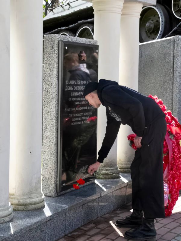 В день освобождения Симферополя от немецко-фашистских захватчиков директор Александр Гайдаш и работники футбольного клуба «Таврия» вместе с фанатами возложили цветы к танку-памятнику освободителям города! В день освобождения Симферополя от немецко-фашистских захватчиков директор Александр Гайдаш и работники футбольного клуба «Таврия» вместе с фанатами возложили цветы к танку-памятнику освободителям города!