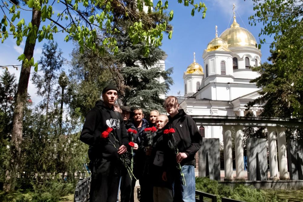 В день освобождения Симферополя от немецко-фашистских захватчиков директор Александр Гайдаш и работники футбольного клуба «Таврия» вместе с фанатами возложили цветы к танку-памятнику освободителям города! В день освобождения Симферополя от немецко-фашистских захватчиков директор Александр Гайдаш и работники футбольного клуба «Таврия» вместе с фанатами возложили цветы к танку-памятнику освободителям города!