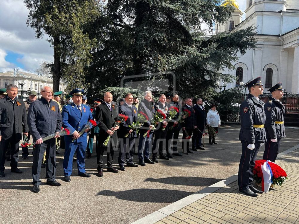 В Симферополе возложили цветы к памятнику-танку Т-34 в сквере Победы В Симферополе возложили цветы к памятнику-танку Т-34 в сквере Победы