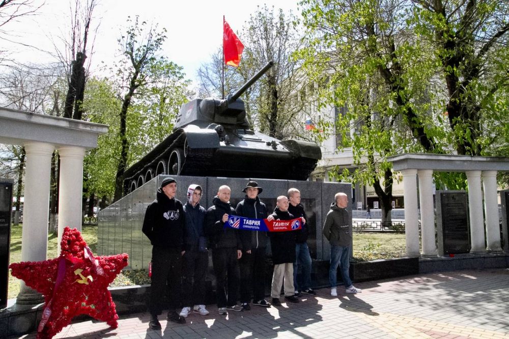 В день освобождения Симферополя от немецко-фашистских захватчиков директор Александр Гайдаш и работники футбольного клуба «Таврия» вместе с фанатами возложили цветы к танку-памятнику освободителям города! В день освобождения Симферополя от немецко-фашистских захватчиков директор Александр Гайдаш и работники футбольного клуба «Таврия» вместе с фанатами возложили цветы к танку-памятнику освободителям города!