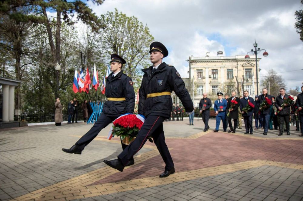 Крымская столица отмечает День освобождения города от немецко-фашистских захватчиков Крымская столица отмечает День освобождения города от немецко-фашистских захватчиков