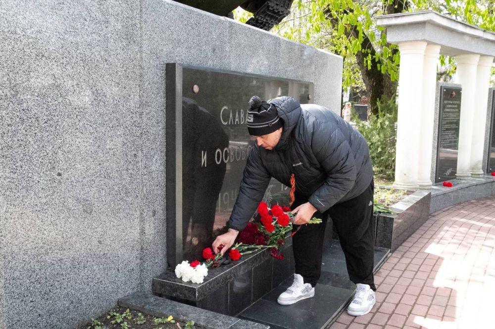 В день освобождения Симферополя от немецко-фашистских захватчиков директор Александр Гайдаш и работники футбольного клуба «Таврия» вместе с фанатами возложили цветы к танку-памятнику освободителям города! В день освобождения Симферополя от немецко-фашистских захватчиков директор Александр Гайдаш и работники футбольного клуба «Таврия» вместе с фанатами возложили цветы к танку-памятнику освободителям города!