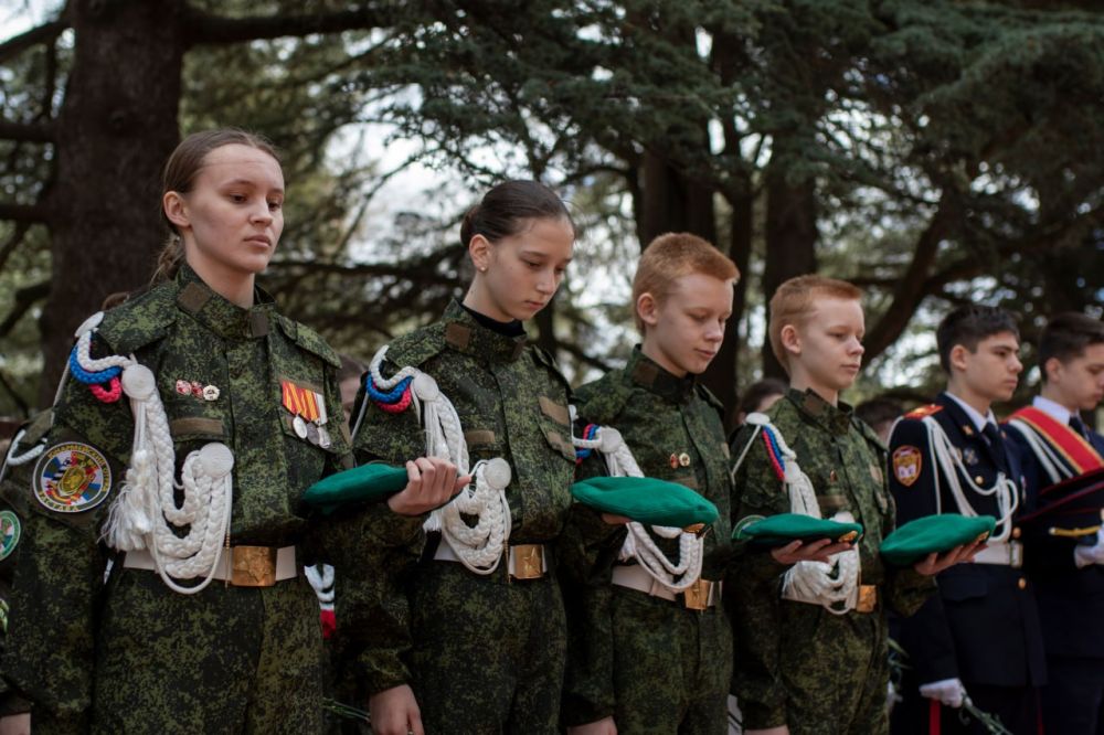 У мемориала «Вечный огонь» на могиле Неизвестного солдата прошло торжественное открытие муниципального этапа регионального патриотического проекта «Вахта Памяти поколений – Пост № 1» У мемориала «Вечный огонь» на могиле Неизвестного солдата прошло торжественное открытие муниципального этапа регионального патриотического проекта «Вахта Памяти поколений – Пост № 1»