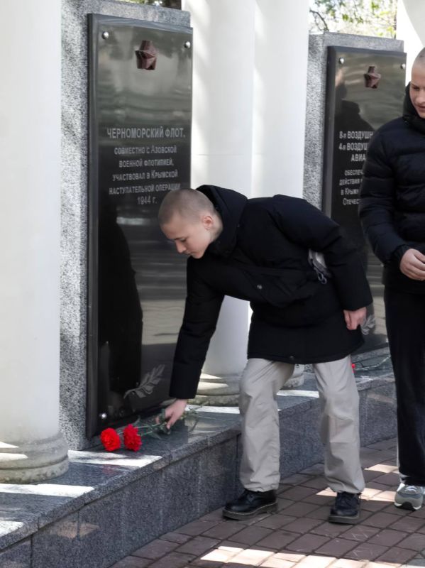 В день освобождения Симферополя от немецко-фашистских захватчиков директор Александр Гайдаш и работники футбольного клуба «Таврия» вместе с фанатами возложили цветы к танку-памятнику освободителям города! В день освобождения Симферополя от немецко-фашистских захватчиков директор Александр Гайдаш и работники футбольного клуба «Таврия» вместе с фанатами возложили цветы к танку-памятнику освободителям города!